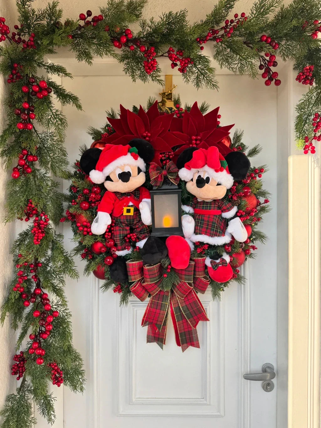 Guirlanda Mickey e Minnie Lanterna Encantada | A Magia do Natal Iluminada na Sua Porta